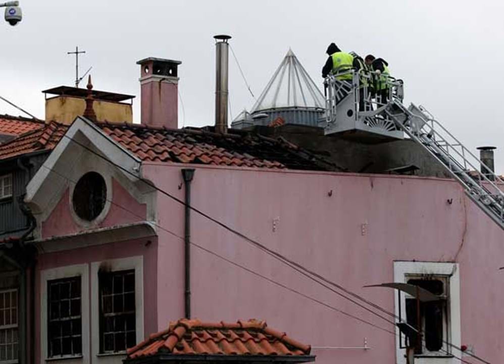 Inc Ndio Deflagrou Em Edif Cio Devoluto No Centro Do Porto Fora De