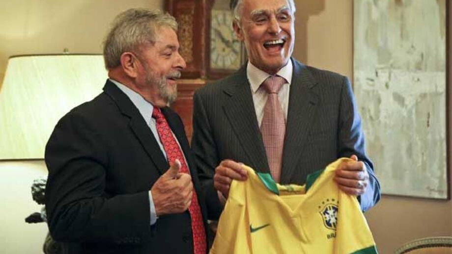 Lula da Silva entrega camisola a Cavaco Silva