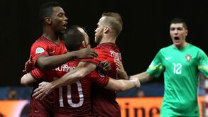 Portugal supera Eslov&eacute;nia e garante passagem aos 