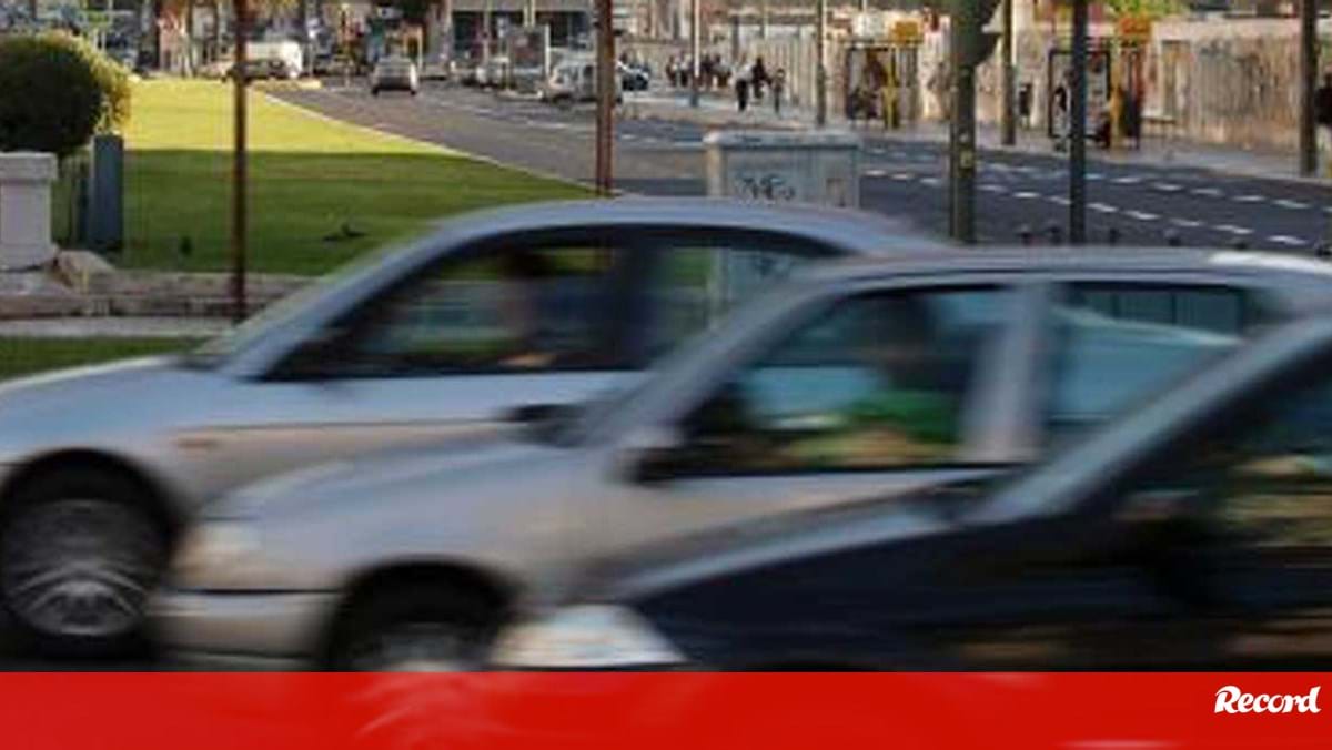 Objeto abandonado em paragem de autocarro corta trânsito na Avenida da