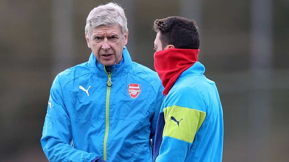 Özil garante estar ao lado de Arsène Wenger