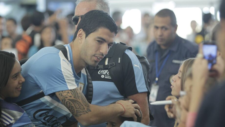 Suárez com jovens adeptos à partida para o Brasil