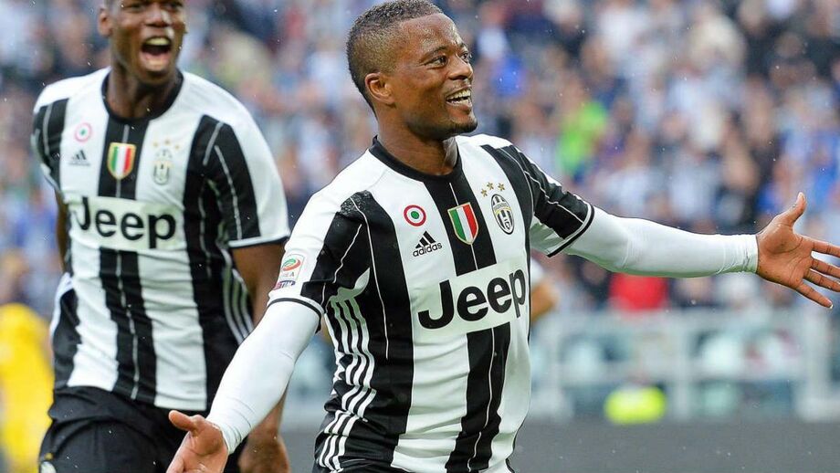 Patrice Evra renovapor uma temporada
