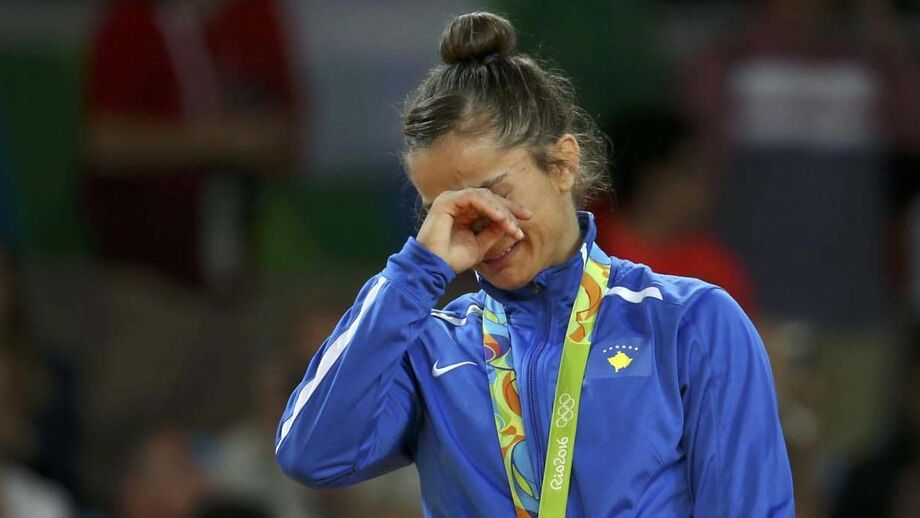 Judoca que ganhou primeiro ouro para o Kosovo está suspensa em França