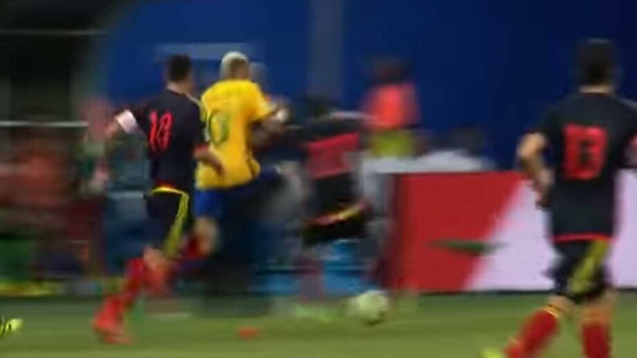Neymar foi 'caçado' por colombianos e defendeu-se... atacando