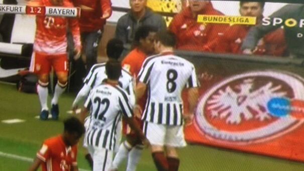 Szabolcs Huszti atira-se a Renato Sanches que foi prontamente protegido