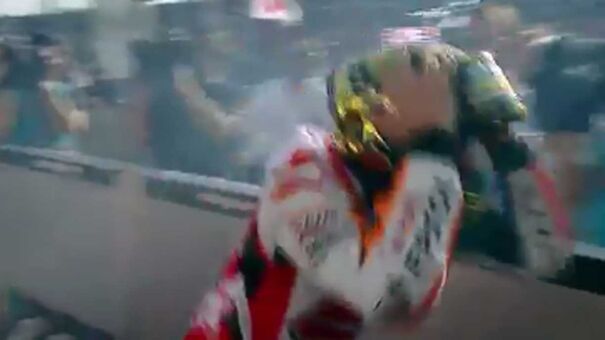 Márquez festeja que nem louco combinação perfeita do azar dos rivais