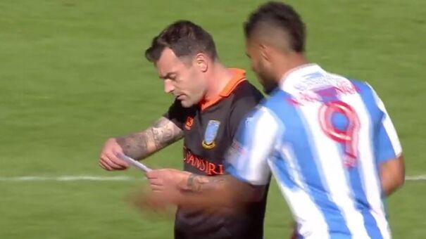Jogador de Carlos Carvalhal 'rouba' literalmente a mensagem do adversário