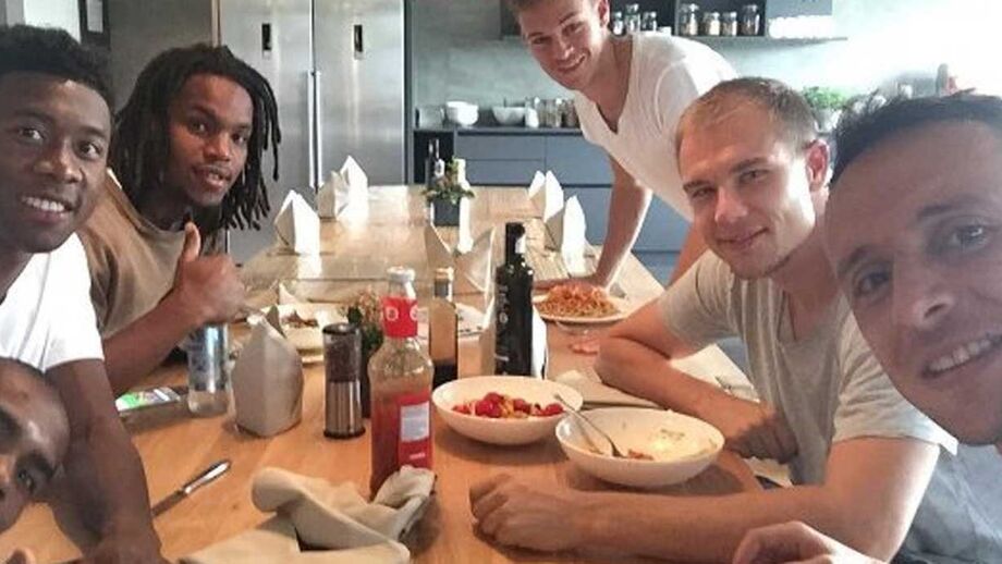 Renato Sanches à mesa com colegas do Bayern