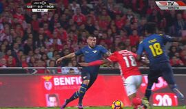 Salvio ficou a pedir penálti