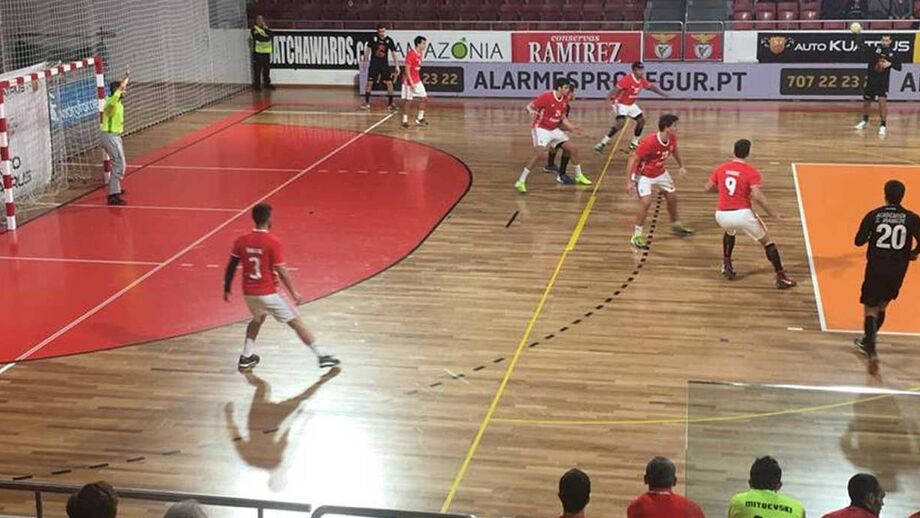 Benfica acerta calendário com vitória tranquila