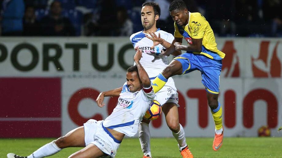Nelsinho (à direita) fez o primeiro golo do jogo