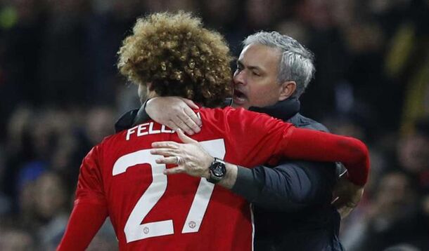Fellaini fica mais um ano no United e bem pode agradecer a Mourinho