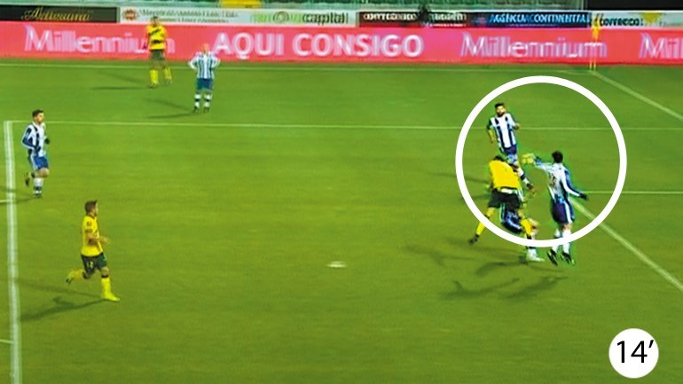 Os casos do P. Ferreira-FC Porto: Ficou penálti por marcar
