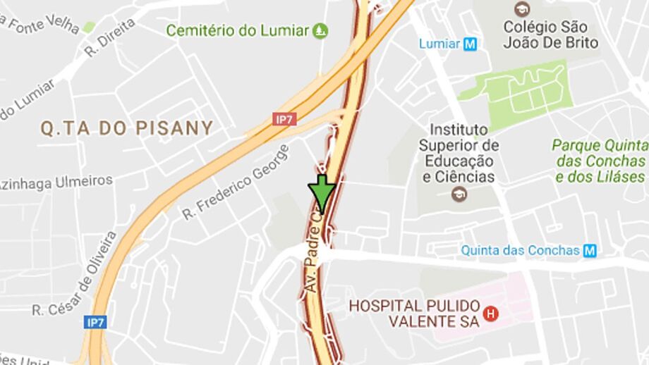Abatimento de piso em Lisboa corta trânsito na Avenida Padre Cruz