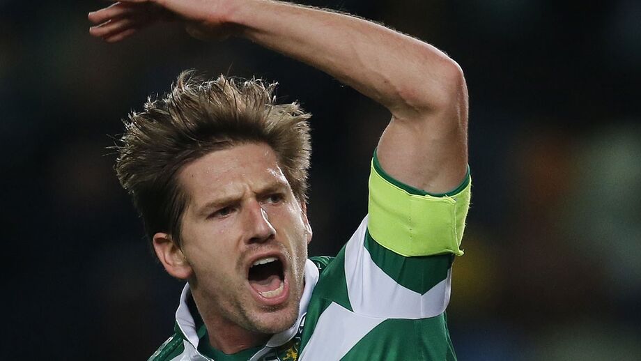 Adrien dá 'murro' na mesa