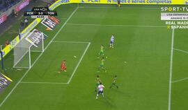 Soares rematou em jeito e Cláudio Ramos... ficou a olhar