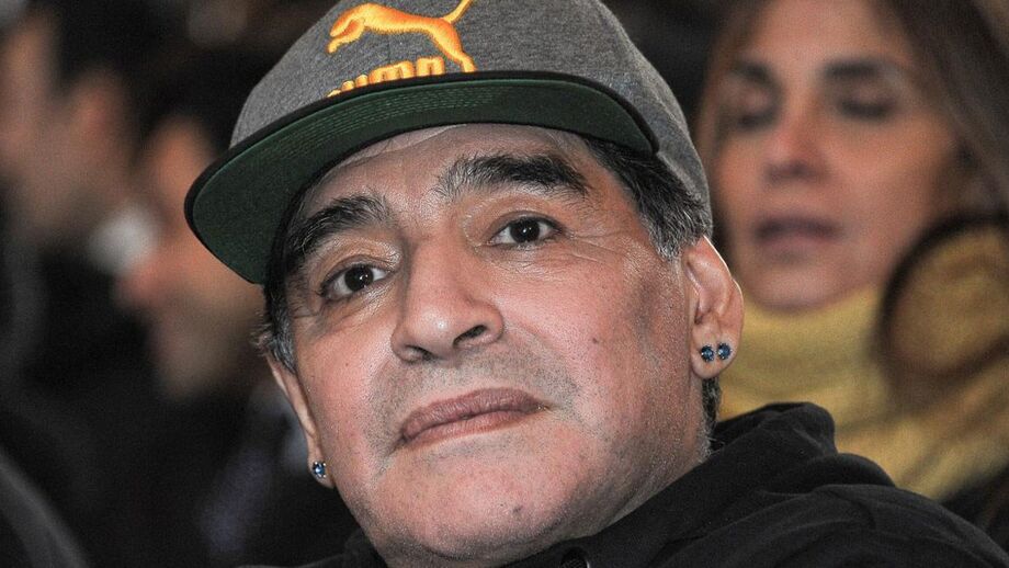 Maradona defende-se: «Não sei explicar este show mediático»