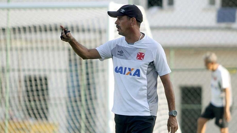 Ex-Benfica assume comando interino do Vasco da Gama