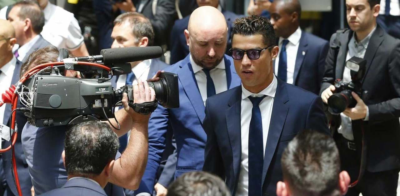 Ronaldo apoia familiares e amigos das vítimas do atentado Fora de