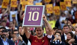 O agradecimento sentido da Roma ao 'eterno capitão' Totti