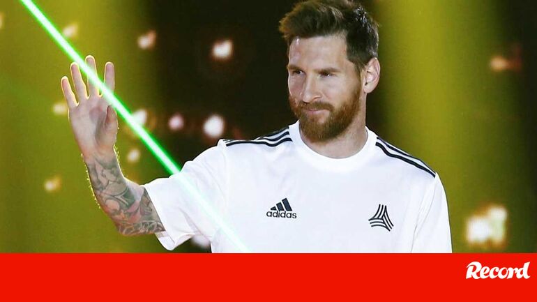 Messi faz a renovação esperar e parte de férias para Ibiza - Record