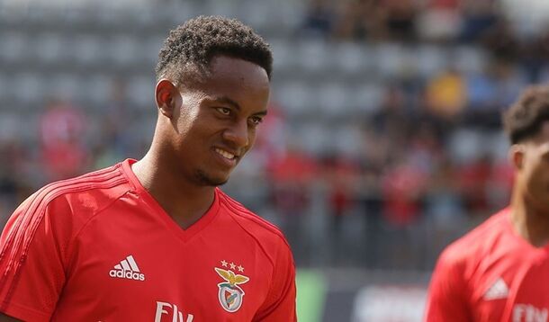 Newcastle entra na luta por Carrillo