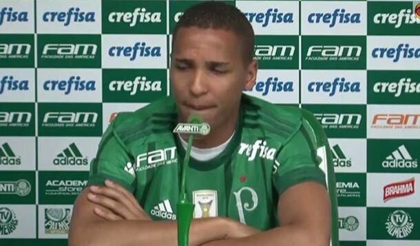 Deyverson em lágrimas na apresentação pelo Palmeiras
