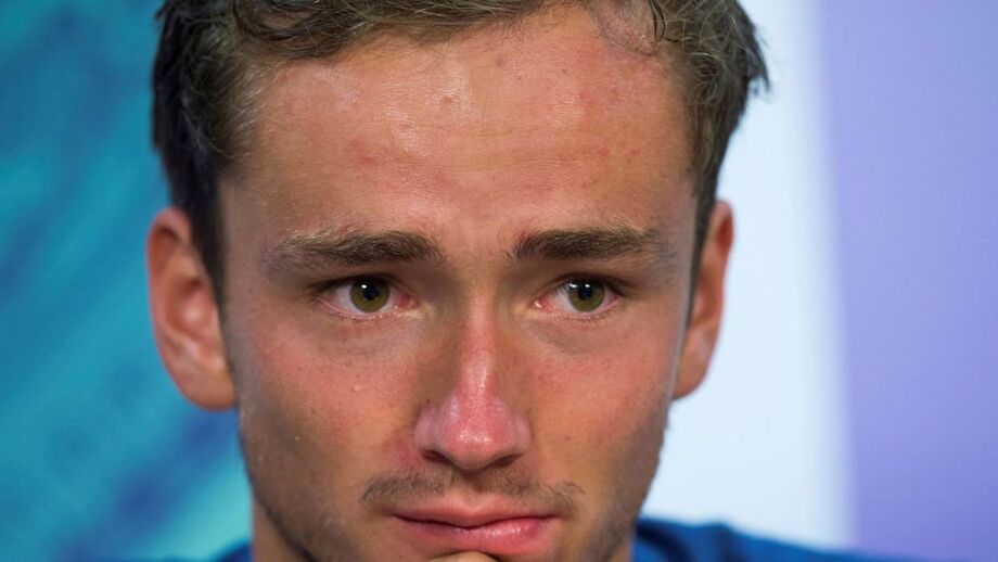 Daniil Medvedev multado por conduta incorreta para com Mariana Alves