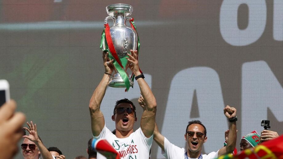 O herói trouxe a taça para o povo