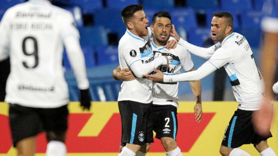 Grémio bate Ponte Preta e aproveita escorregadela do Corinthians