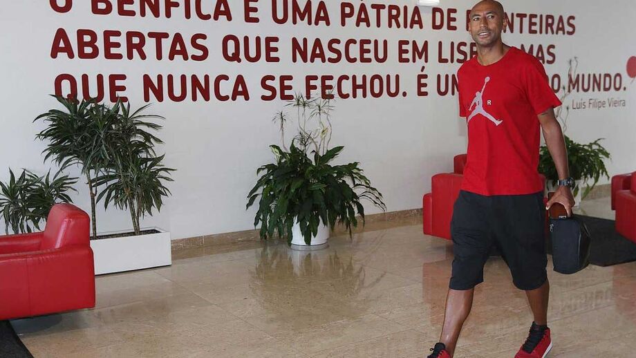Luisão preparado para a estreia