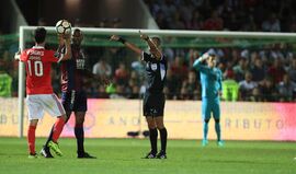Chaves-Benfica teve direito a desconto de tempo... mas o público assobiou