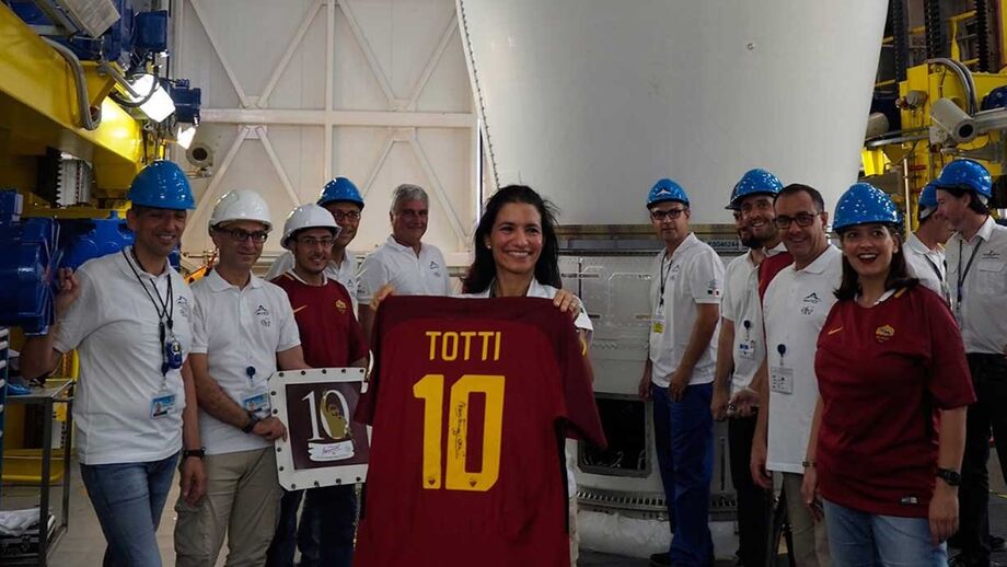 Mitica camisola '10' de Francesco Totti na Roma lançada para o espaço