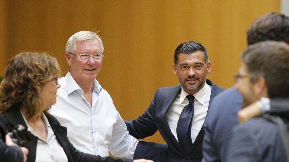 Alex Ferguson: «Temos de dar uma oportunidade ao vídeo-árbitro»