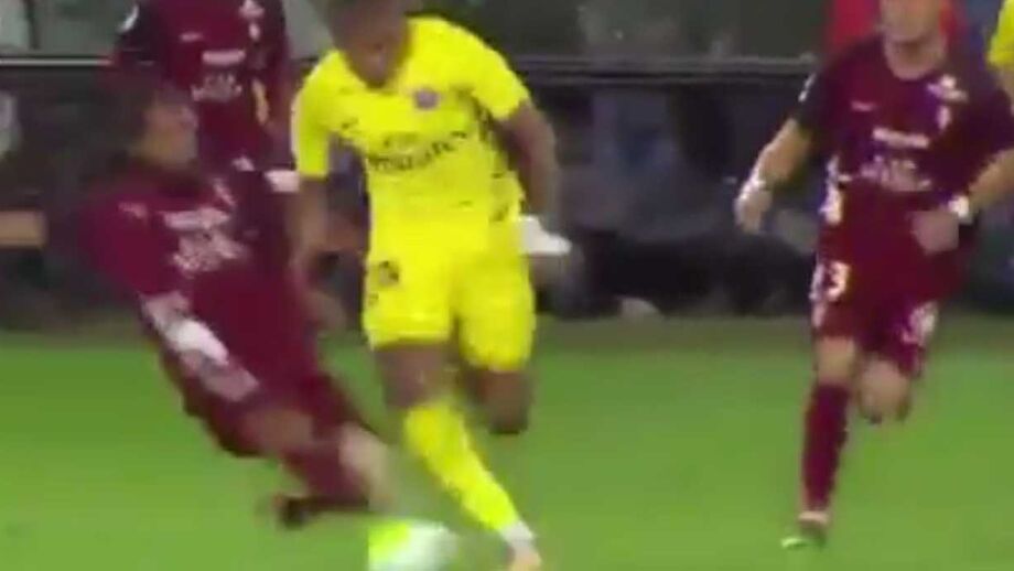 Desarmou Mbappé mas como tocou na estrela do PSG... foi expulso