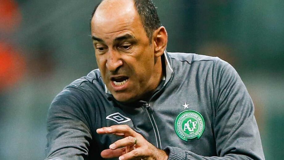 Vinicius Eutrópio demitido do comando técnico da Chapecoense