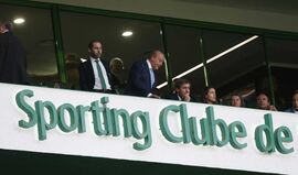 Pinto da Costa e Bruno de Carvalho estão a ver o jogo lado a lado