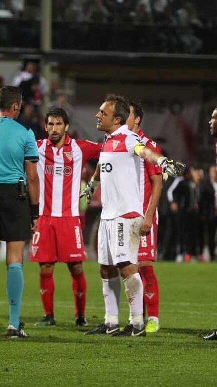 Quebra de comunicações entre VAR e árbitro afetou Aves-Benfica