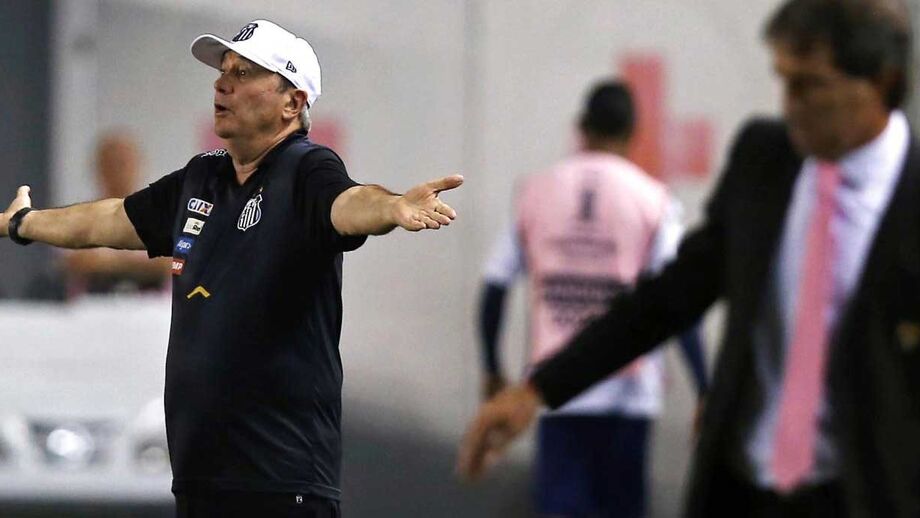 Santos despede treinador e muda de ideias... horas depois