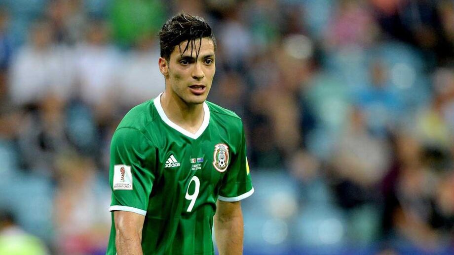 Raúl Jiménez na montra pelo México