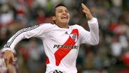 42.º - Alexis Sánchez - Udinese/emprestado ao River Plate (É a figura de destaque da seleção chilena, a par de Arturo Vidal, singrou na Udinese, o que lhe valeu uma transferência para o Barcelona. Jogou depois no Arsenal e agora está no Inter, por empréstimo do Manchester United)