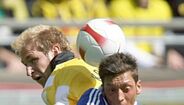 37.º - Mesut Ozil: Schalke 04 (Foi figura em destaque na Alemanha, ao serviço do Schalke 04 e do Werder Bremen, o que lhe valeu uma transferência para o Real Madrid. Atualmente, representa o Arsenal e já venceu um Mundial, ao serviço dos germânicos.)