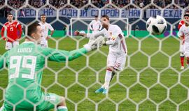 Sergio Ramos bisa de penálti mas Espanha só empata na Rússia