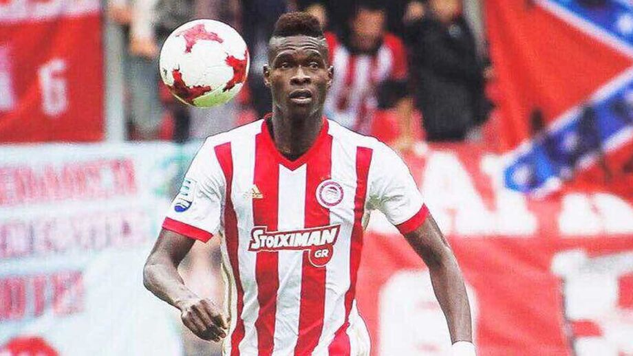 Pape Cissé observado pelas águias