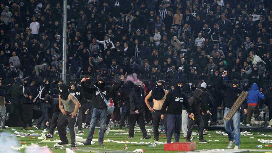 Incidentes no jogo entre PAOK e Olympiacos, em março de 2016