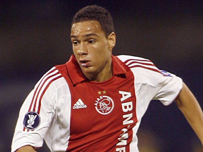 49.º - Van der Wiel: Ajax (Após cinco anos bem sucedidos a nível sénior, no clube que o formou, transitou para o PSG, onde esteve quatro épocas. Jogou no Cagliari, após uma má experiência no Fenerbahce, e representou a seleção holandesa por 46 ocasiões, tendo estado presente no Mundial'2010 e no Euro'2012. No ano passado representou o Toronto FC
