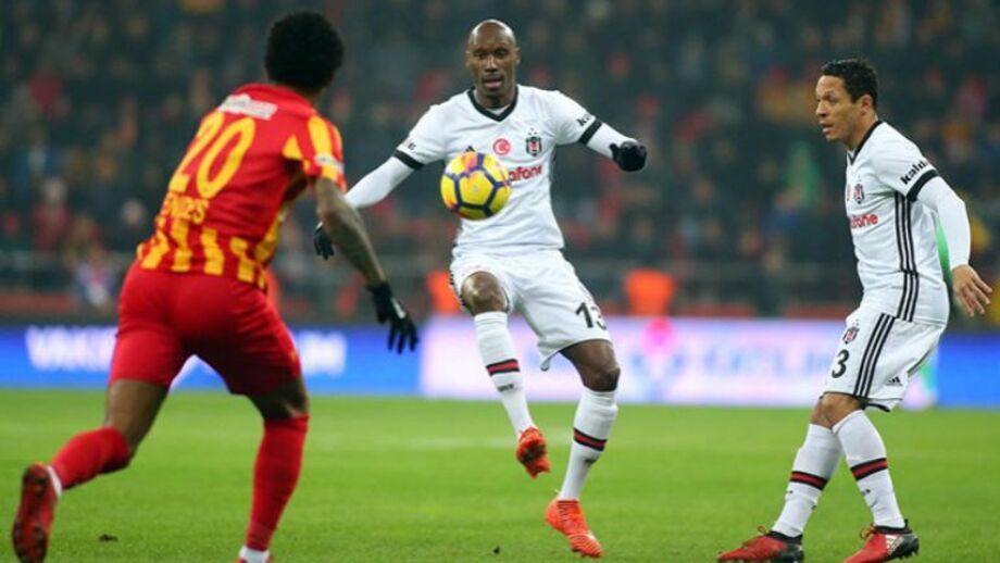 Besiktas empata e perde terreno para os rivais