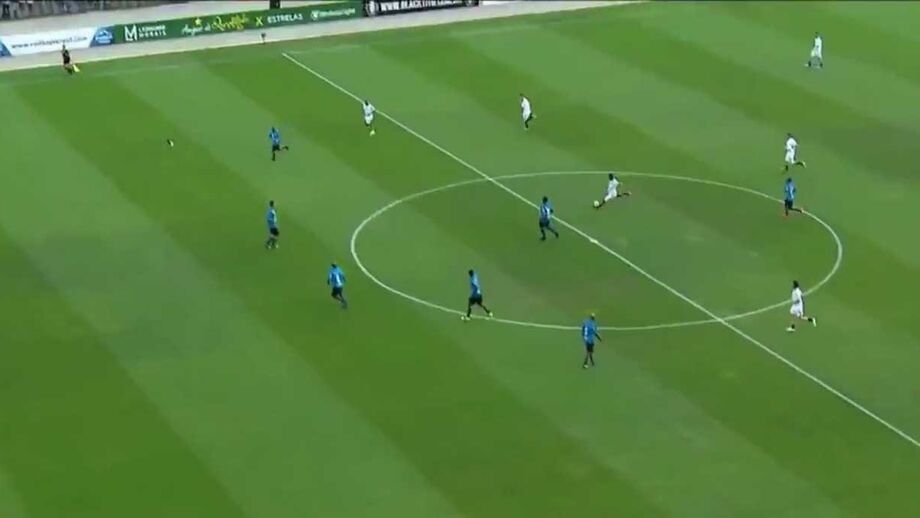 Um chapéu fantástico de Ronaldinho que poucos conseguem imitar