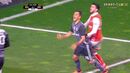 <strong>JORGE FAUSTINO - Penálti (ERRADO)</strong><br /><br />Quando salta para cabecear a bola, Jonas é empurrado pelas costas por Paulinho, sendo derrubado. Fica penálti por marcar e cartão amarelo por exibir ao bracarense<br /><br /><strong>MARCO FERREIRA - Fora de jogo (ERRADO)<br /><br /></strong>Adiantado em relação à linha defensiva no momento do passe de Grimaldo, Jonas é carregado nas costas. Sendo a 1.ª infração, o fora-de-jogo deveria ter sido assinalado – o VAR não decide sobre situações que não terminem em golo. Erro do assistente<strong><br /></strong>